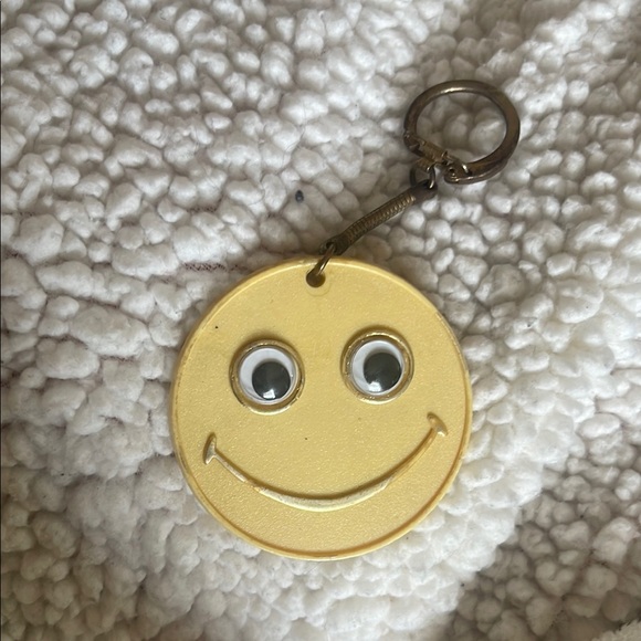 Vintage Cheerful Yellow Smiley Face Keychain - Picture 1 of 10
